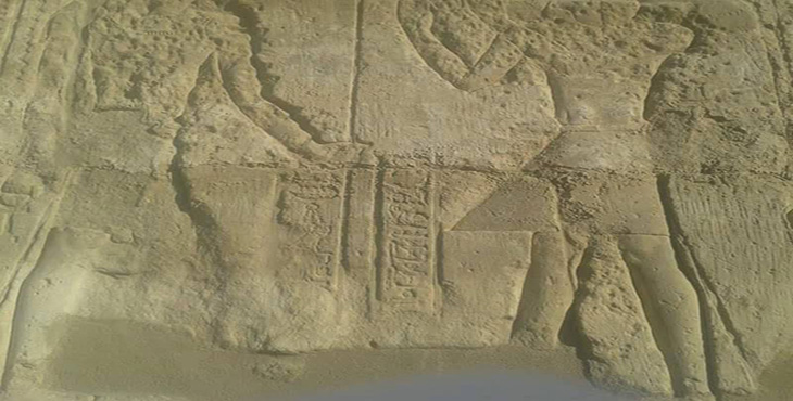 بعض من الرسومات المنقوشةعلى أحد جدران "معبد الطود" الأثري